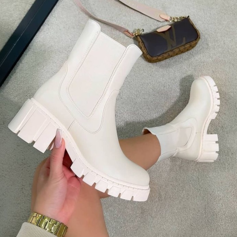 Simmi Hollis Chelsea boot